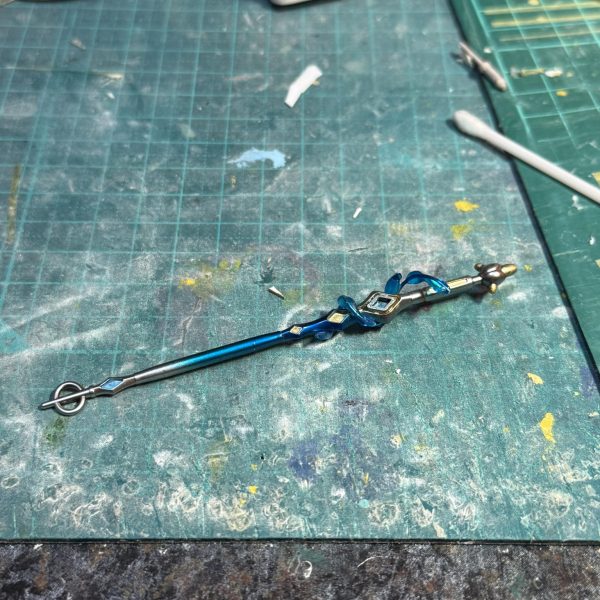 制作中のミオリネ素体フリーナの進捗状況です。本体は前回から前髪を少し改修してほぼ完成。武器も出来上がったので、近日中に完成品を投稿出来そうです(gandam-hand1)（2枚目）
