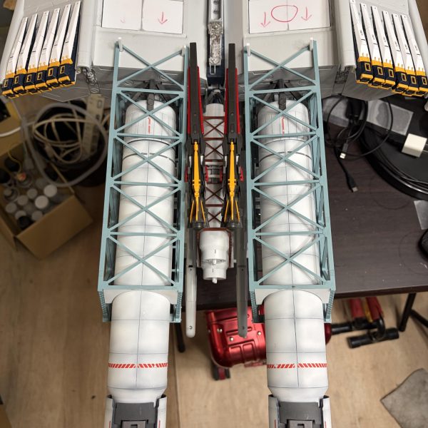 もろもろ進んだので、またまた仮組です。ロングレンジフィンファンネル×2機、フィンファンネル+12機。ミサイルコンテナ上部ハッチの設置と発射時の開閉ギミックのサイズ合わせ。後部サイドのフィンは分割して、アンバックシステムとして稼働する設定です。（2枚目）
