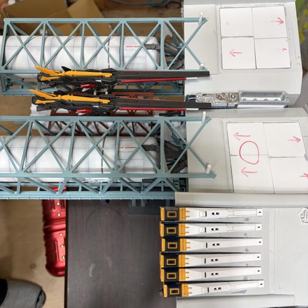 もろもろ進んだので、またまた仮組です。ロングレンジフィンファンネル×2機、フィンファンネル+12機。ミサイルコンテナ上部ハッチの設置と発射時の開閉ギミックのサイズ合わせ。後部サイドのフィンは分割して、アンバックシステムとして稼働する設定です。（3枚目）