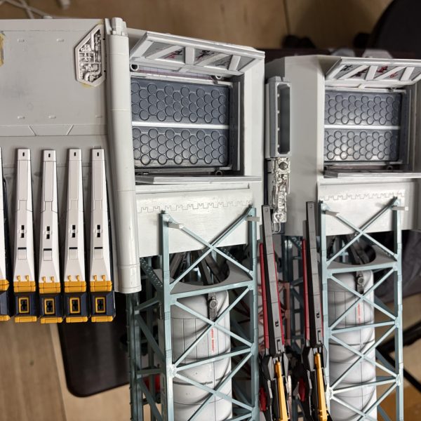 もろもろ進んだので、またまた仮組です。ロングレンジフィンファンネル×2機、フィンファンネル+12機。ミサイルコンテナ上部ハッチの設置と発射時の開閉ギミックのサイズ合わせ。後部サイドのフィンは分割して、アンバックシステムとして稼働する設定です。（4枚目）