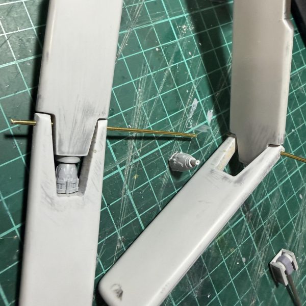 後部のフィンをカットして、それ風のギミックを仕込んでます（2枚目）