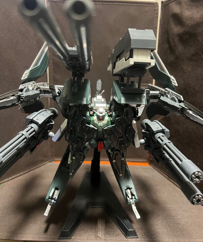 とりあえずアームズの火力はいつも通りのガトリングをダブルにして盛り、両肩部にGNキャノンとGNミサイル搭載しました。ちなみにGNミサイルは外側のみミサイル射出可。