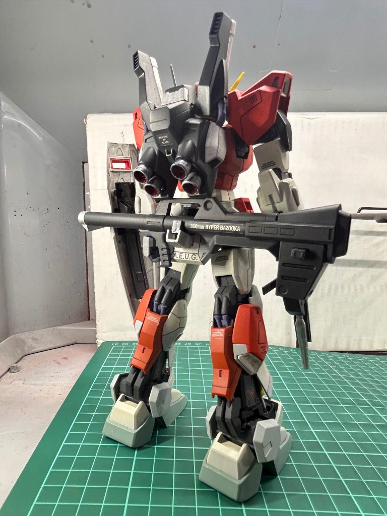 再開してから駆け足で完成を目指したので粗さが目立ちます。スジボリは修正しまくりでした。
