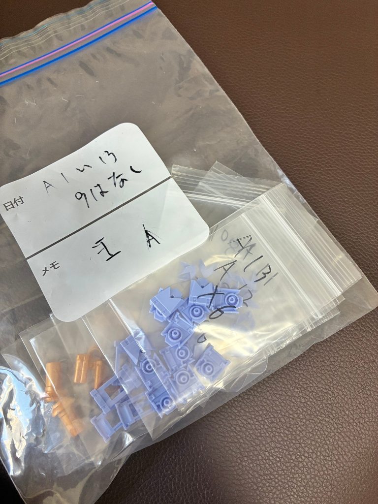 外装部分に当たるパープルに塗装する部品については目立つ部品そうだったのでこのように管理していました(gandam1)ゴールド部品も点数が少なかったので外した上で塗装しました！「絶っっ対に無くさない！」という意思のもとめちゃめちゃ面倒でしたが個別に袋に分けて管理してました