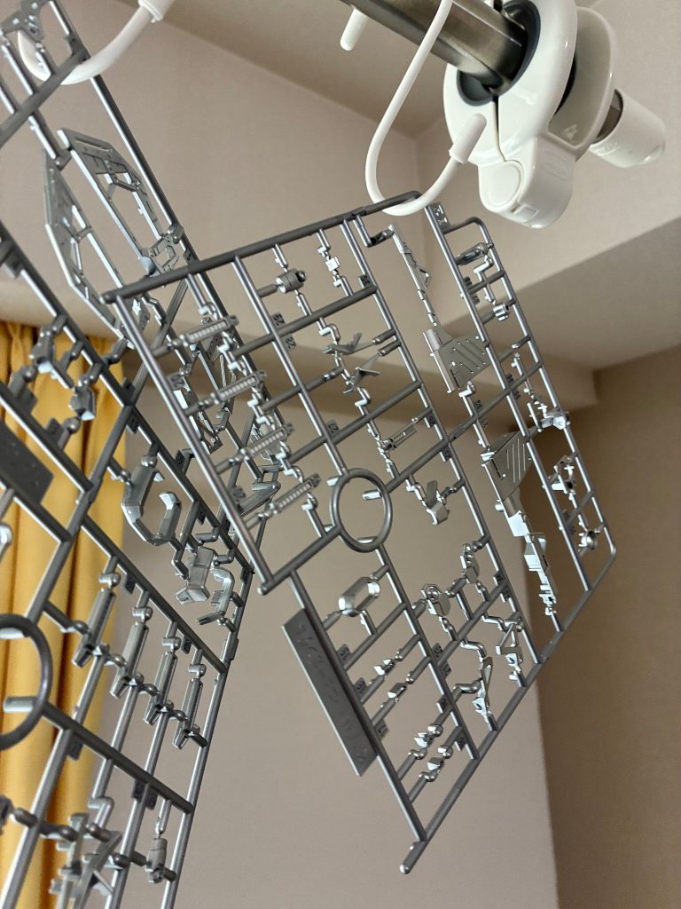 今回制作はランナー塗装をしてゲート部分は筆塗りでレタッチしていますなにぶん部品が細かく点数も多いため管理しきれないなと・・(gundam-kao10)前作のナイチンゲールでファンネルを無くしたトラウマがあるので可能な限りランナーから部品を外さずに進めました写真のように塗装したランナーを乾かしていたら子供に「パパがガンプラ干してるー！(gundam-kao6)」と笑われてしまいましたw(gundam-kao10)