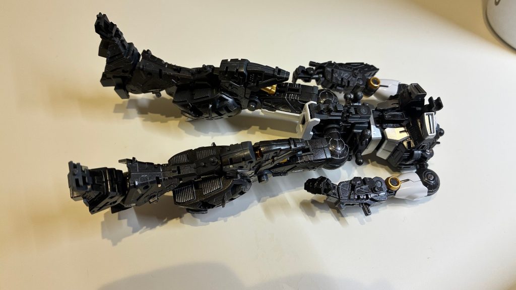 フレーム部分だけ先に組み立てて塗り残しがある部分は筆で塗ったんですが結局ほとんど外装パーツで見えなくなりました！w(gundam-kao2)しかし見えないところまで細かくディテールがあったり細かいところまで動いたりと本当に作り込まれてますね。膝を初めて稼働させた時は感動通り越して引きました(gundam-kao10)