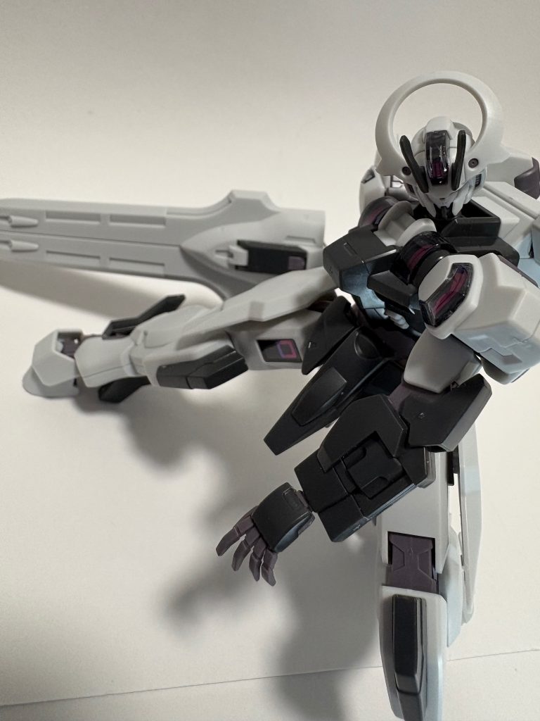 鉄血風のポージング。鈍器を持ってたらこういうのもありありですよね。(gundam-kao3)鉄血の機体とミキシングしてもカッコ良さそう。