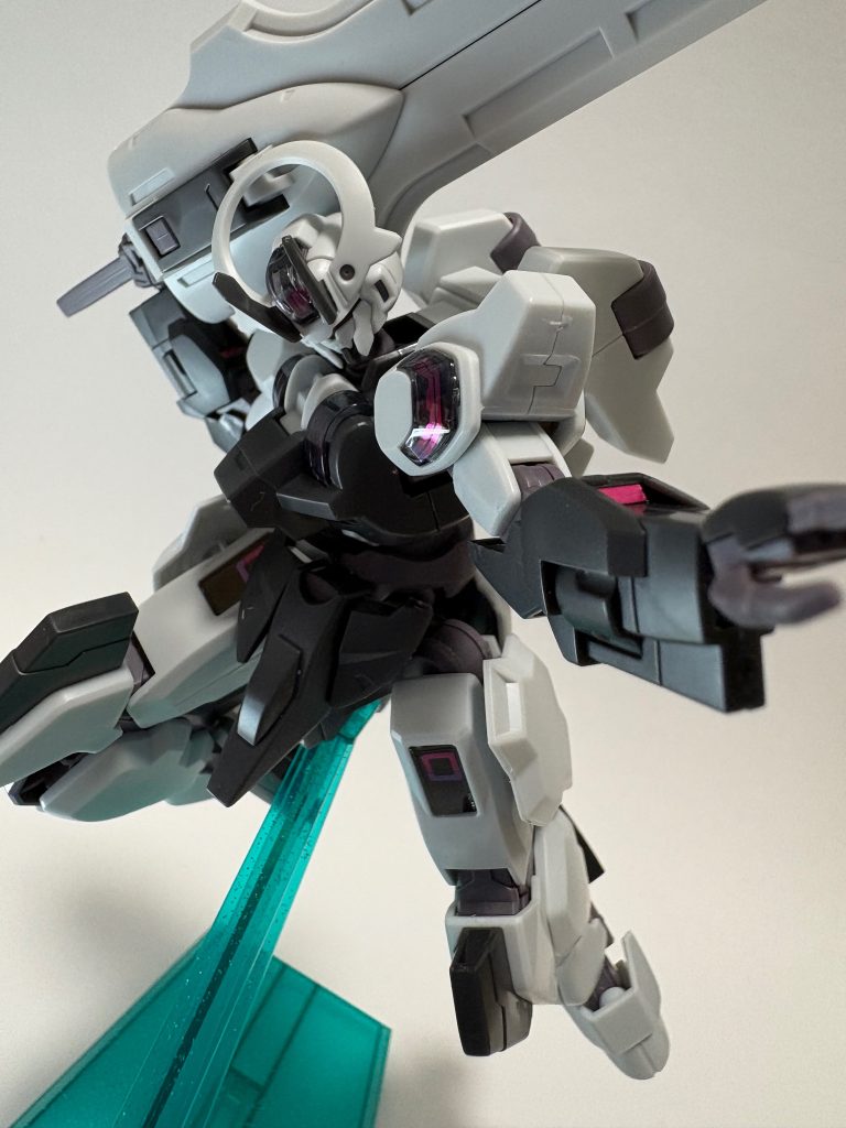 手の銃？を使ってるとこです。アニメで使ってたっけ？(gundam-kao1)説明書にも書いてないし。でもこのディテールだとリボルバーに見えるんだよな。