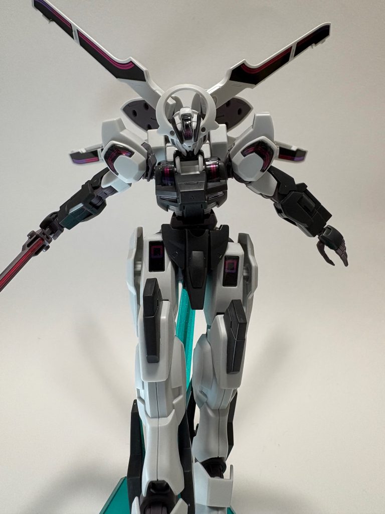 こうやってXの形に展開して、光の翼を出したい。カッコよくない？(gundam-kao4)