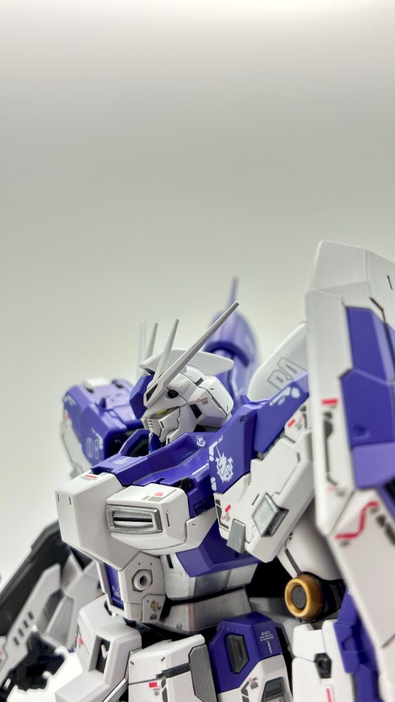 バストショットです(gandam-hand2)ツインアイのところはH-アイズ１のイエローにラピーテープを貼ってツインアイに貼り付けています(zaku-kao6)撮影の際にブラックライトなどは当てていないんですがキラリと光る眼光が良い感じに表現できた気がしてます！少しデフォルトのツインアイ部分が出っ張っているのでそこは軽く平にならしてからつけました（じゃないと目が飛び出しているように見えてしまい不自然だったので・・・）ツインアイの部分は何度もやり直したので一番時間がかかりました・・(gundam-kao10)