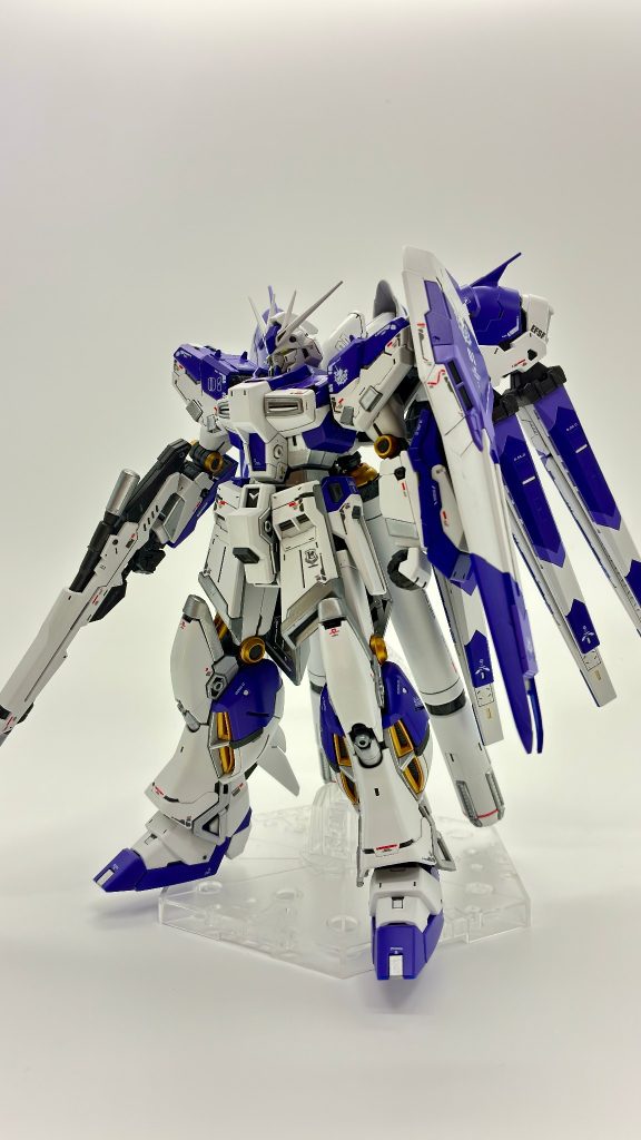 全身はこんな感じです。(gundam-kao6)お分かりのように整形色がブルーの部品はパープルで塗装してみました。使用した塗料は基本全て水性ホビーカラーでフレーム部分：黒鉄色(ここだけはアクリジョン)シルバー部分：スーパーファインシルバーゴールド部分：スーパーファインゴールドパープル部分：パープル＋グランプリホワイト(7:3位で調色)ホワイトパープル：グランプリホワイト＋パープル(9:1くらいで調色)最終仕上げクリア：半光沢＋艶消し(5:5位)で仕上げてみました！あとは一部の部分塗装にエナメル塗料を使用しています(zaku-kao5)