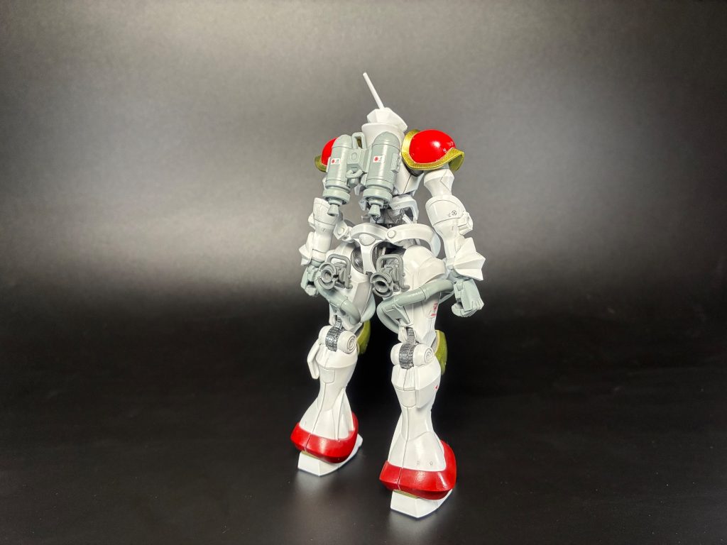 素立ち背面。基本工作としてモールド掘り直しと合わせ目消しを行っています。
