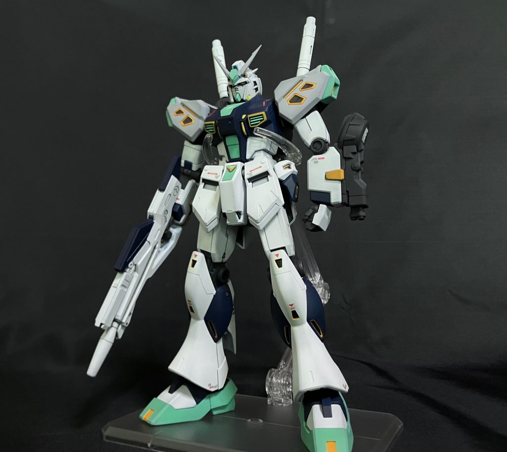 もう2度と姿を拝むことができない量産型νガンダム今後ライトユニットを取り外すことはないと思うので、この姿はここで写真で残しておきますアリュゼウスの時に股関節の接続軸の部分がチラッと見えるのが気になったので、軸棒は切除しましたそのためνガンダムの状態では自立もポージングもできずスタンドで浮いてる状態でした