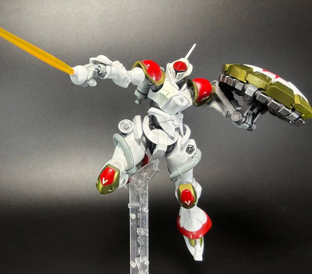 サーベル構えポーズ。頭部はエポパテでひさし(？)の追加と0.5ミリタガネでスリットを追加しています。ひさし(？)によってモノアイが見え難くなってしまったので、モノアイ基部パーツを削ってモノアイが下方向に大きく可動できるようにしています。(写真ではほぼ見えないですけど！)