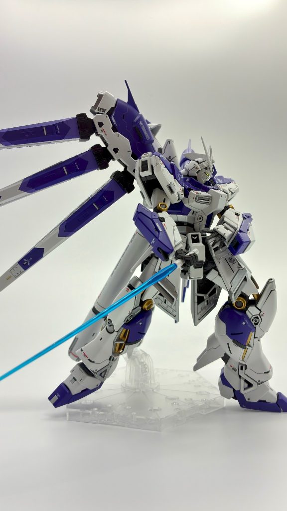 お気に入りのサーベルを構えているポージングです(zaku-kao2)うまく言葉で表現できないですが緊張感のある良いカットになったと思ってます！