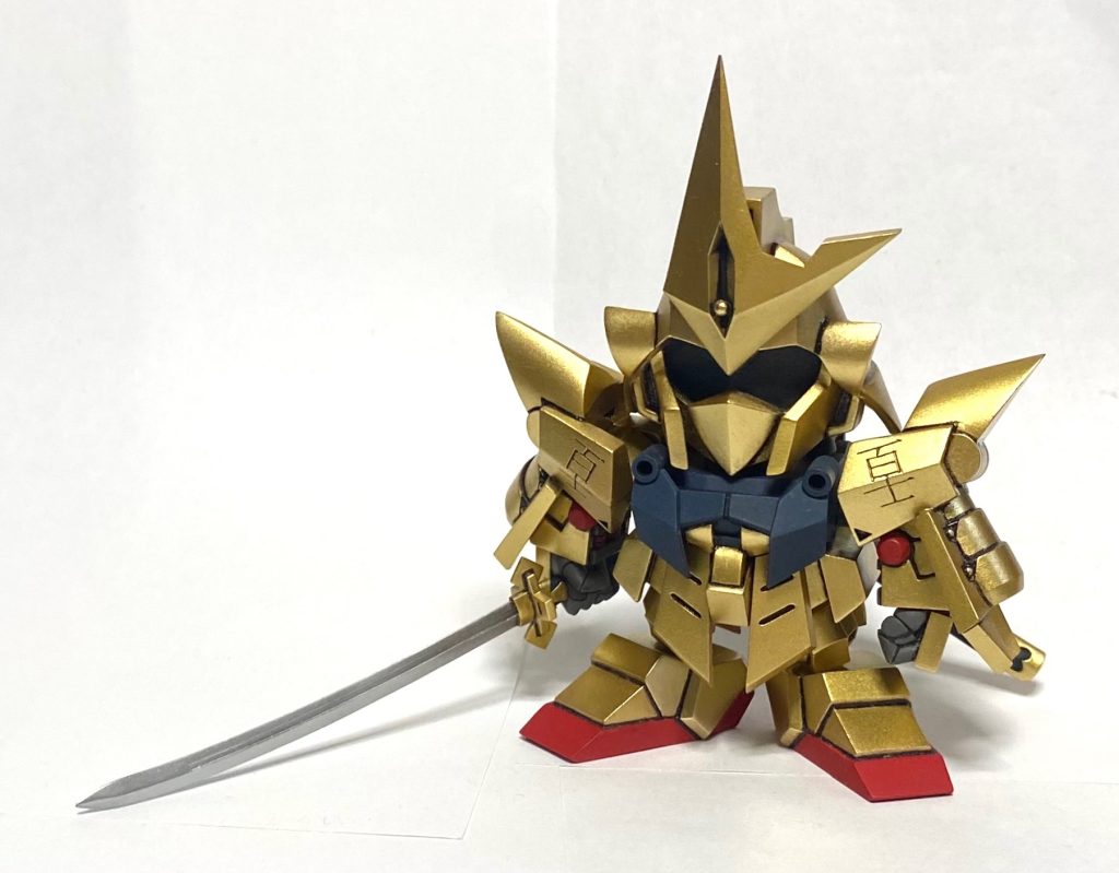 百士貴特有の長い斬馬刀を生かしたポージングです。百騎組隊員と並べる事を想定してポージングさせました。