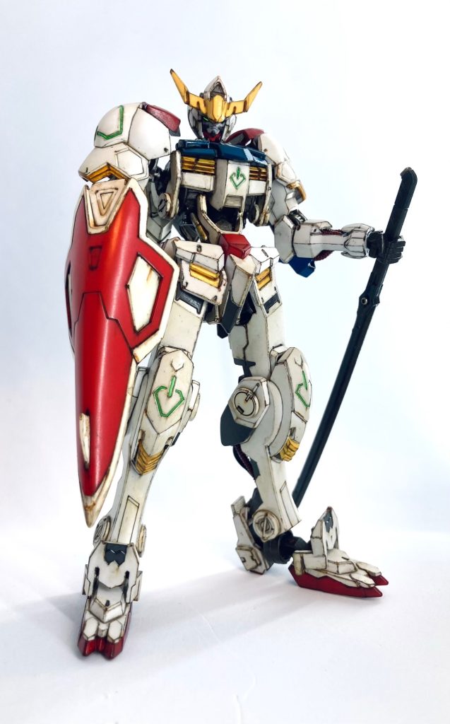 前回のケンプファーに続き今回もEGウイングガンダムのパーツを盾に流用。ウエスト前部分の白のパーツも、ウイングガンダムの足パーツを削り作ってます。