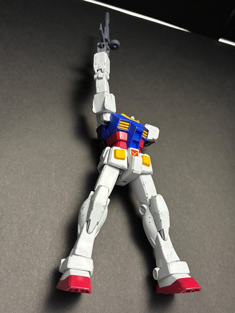①稼働する気のない一体型パンツ→組立体験会がそのまま使えます(gundam-kao3)。名画の飛び出がちなヘリウムコアと下に伸びがちな股間パーツはプラモにするとイマイチな気がしたので無加工。②肩関節どこ？な二の腕→肩パーツと一体の二の腕を分割し、90度向きを変えて接着。上稼働は優秀な関節パーツを装甲と同色に塗ってオシマイ。遠目から見れば繋がってるように見えるんです(gundam-kao4)③カメラ目線で少しガニ股な右足と少し内股な左足→各パーツの接合部を切ったり削ったりして、良い感じになったら接着。組立体験会は構造がシンプルでかっちりしてるので無茶な加工がしやすいです(gandam-hand2)