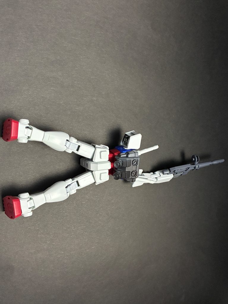 お恥ずかしい背面。正面でしか飾らないので塗らずに合わせ目もそのまま！(gundam-kao7)ランドセルは見える右半分だけ塗ってます。