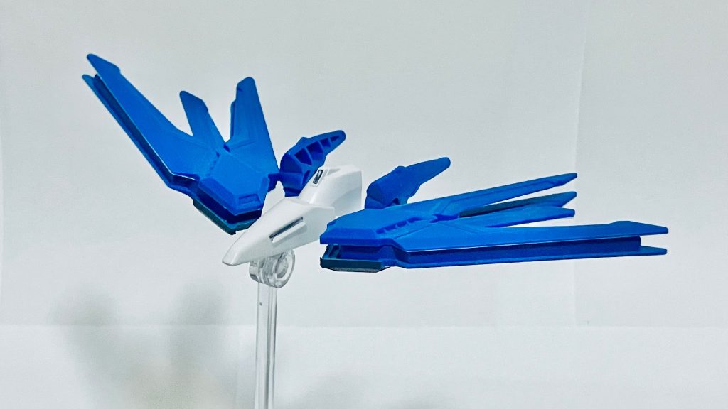 支援機のグリフブースターです。この機体をガンダムグリフの素体に接続することでフルパッケージになります。しかし、他の機体を乗せて空を飛ぶこともできます。