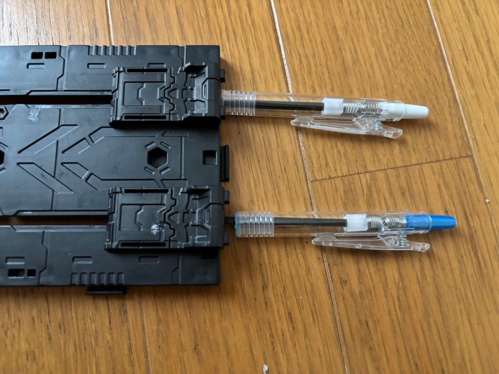 カタパルトの足部分に繋がっている棒をボールペン砲で放ちます！グリスを塗るとスムーズになります