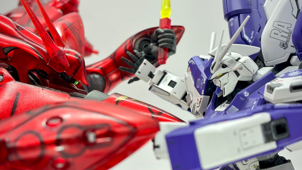 最後はメイン写真でお別れです！(gundam-kao2)今回は前のように部品を無くしたりせず楽しんで作れたのでとても良かったです(gundam-kao9)細かいところなどは詳細記載できてないと思うので気になったところはコメントいただければわかる範囲でお答えいたします(gundam-kao6)最後までご覧いただきありがとうございました！