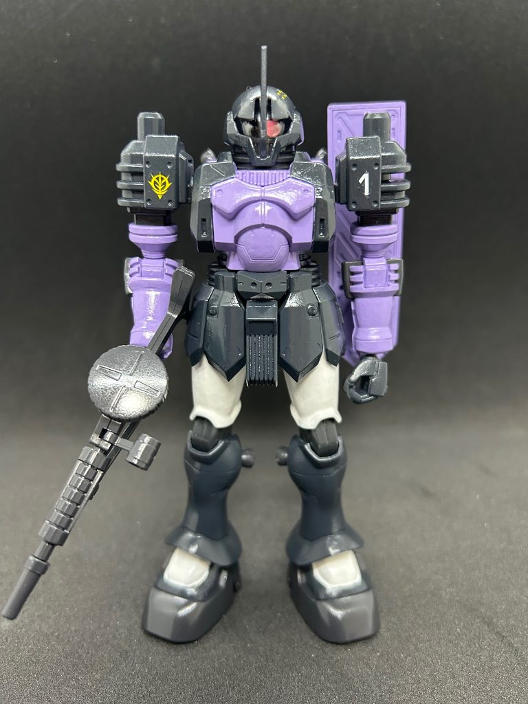 正面画光沢トップコートを吹いたのでテカッてます。黒い三連星専用ザクをベースに塗装しました。