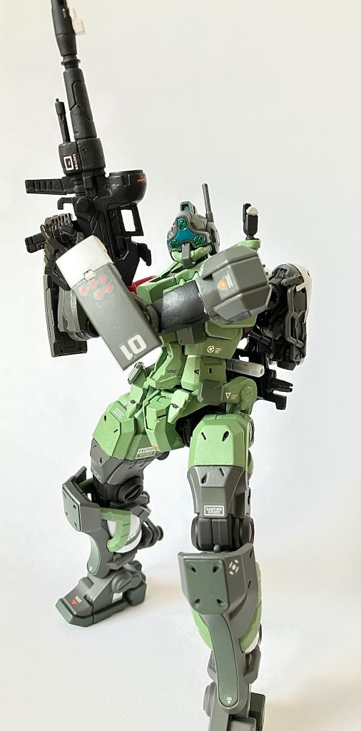 試作型ビームライフルを構えてgMS-αガンダムのビームライフルから、gMS-01ゲルググのビームスプレーガンの中間の試作型…との想定で製作