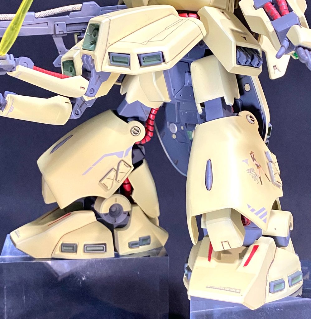 股関節周辺は、フロントアーマーその他の接続方法を変更してディテールアップ等を施してあります。