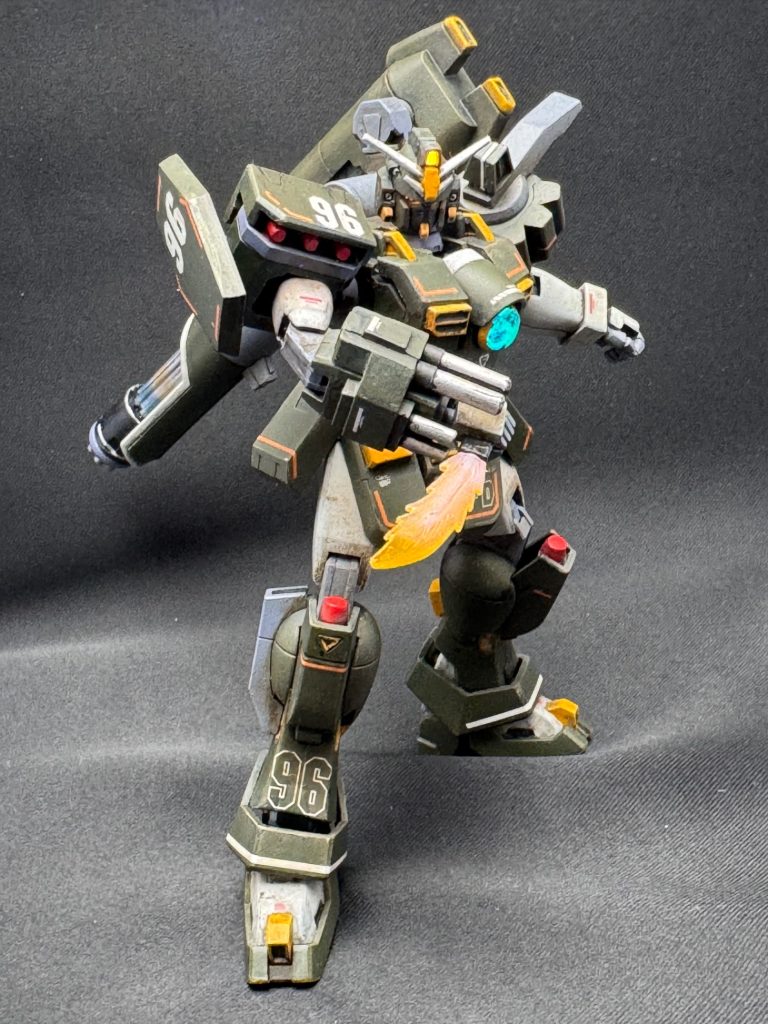 ビームナイフはなんとなく逆手持ち。インナーアームガトリングの銃身は青焼けから赤焼けにグラデーションしたけど、よく見えるショットがない💦