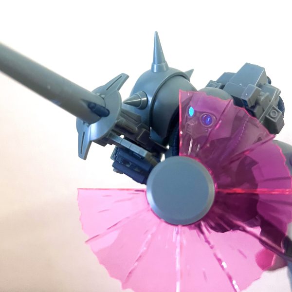 先日プレバンから届いた、RE/100デナン・ゾンを素組みしました。旧キットからの進化を感じますねー。このあと塗装するのが楽しみです。（3枚目）