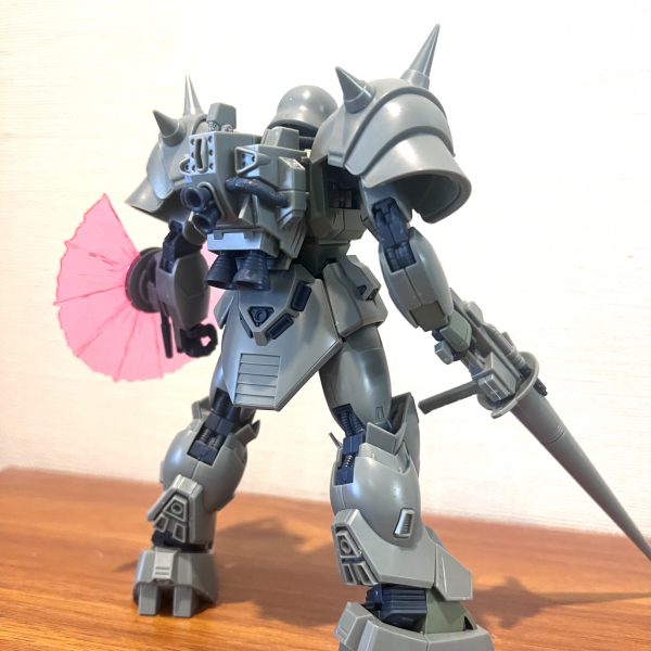 先日プレバンから届いた、RE/100デナン・ゾンを素組みしました。旧キットからの進化を感じますねー。このあと塗装するのが楽しみです。（2枚目）