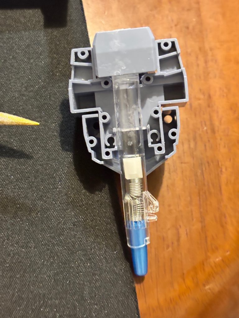 こんな感じでボールペンのバネでノックボタンを押すと発射されます！
