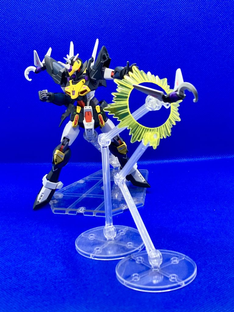 肩に二基装備されているギロチンファング