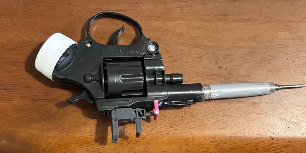 切ったグリップのところになんとなくペットボトルキャップを接着！トリガーガードは、銃すぎると思ってこの後切り取られてます！