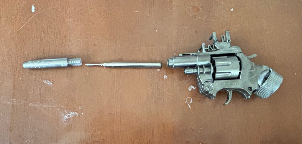 こんな感じで銃口にボールペンのボディを付けてそのネジでボールペンの先端をつけれる！