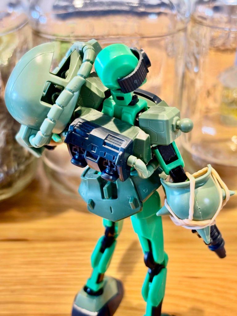 閲覧ありがとうございます😊SD BB戦士 ザク II &nbsp;&nbsp;&nbsp;と戦闘フィギュア素組み 筋彫り 現合加工 しサバイバルゲーの戦闘員風にアレンジしました。（レイヤーではありません！笑）&nbsp;