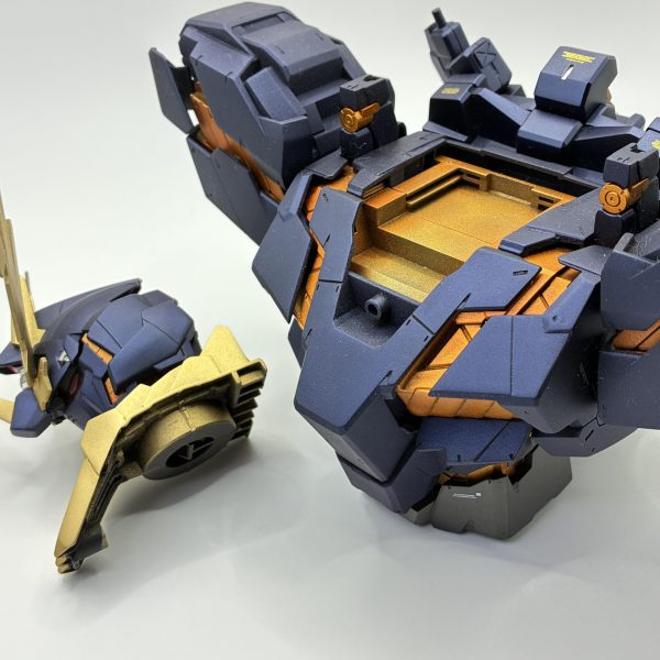 以前作成した青いメガサイズバンシィが退色したので、今回再塗装を行い、アームドアーマーも全てスクラッチで作り直す事にしました。目標10月！まだまだ基本塗装段階ですが頑張ります😆（3枚目）