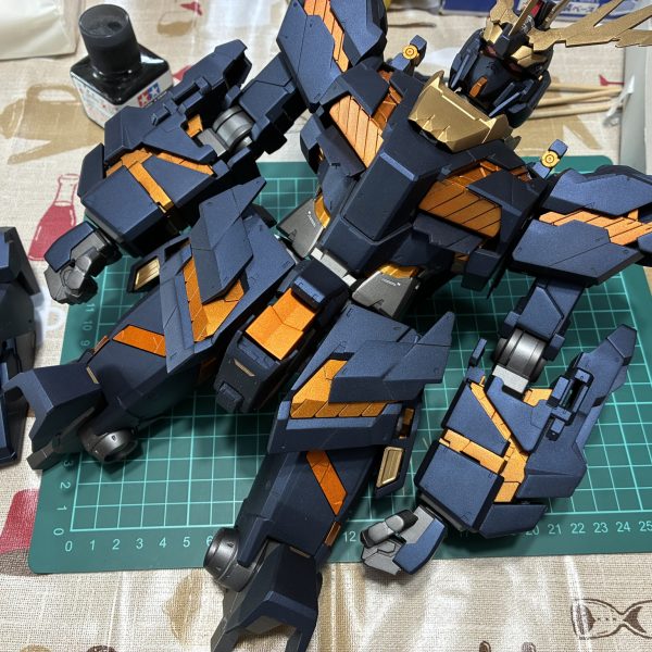 以前作成した青いメガサイズバンシィが退色したので、今回再塗装を行い、アームドアーマーも全てスクラッチで作り直す事にしました。目標10月！まだまだ基本塗装段階ですが頑張ります😆（4枚目）