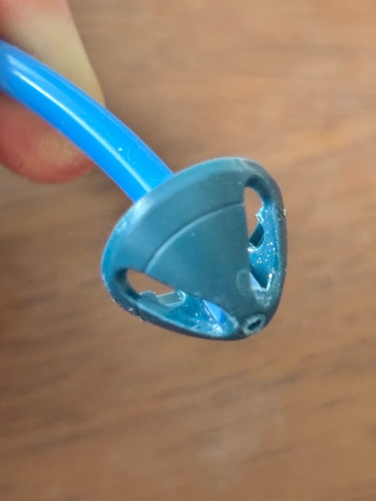 ゴムの管を瞬間接着剤で付けました
