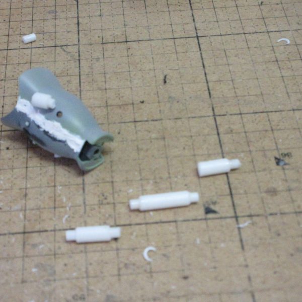 私にかかれば、旧ザクだってザクになってしまうのです。プロペラントタンク作りは楽しいけど、毎回、本体への固定で難がでますねぇ。（3枚目）