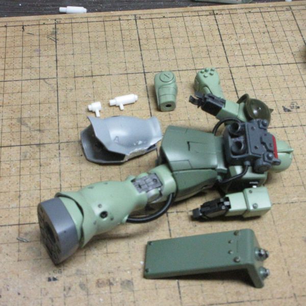 私にかかれば、旧ザクだってザクになってしまうのです。プロペラントタンク作りは楽しいけど、毎回、本体への固定で難がでますねぇ。（4枚目）