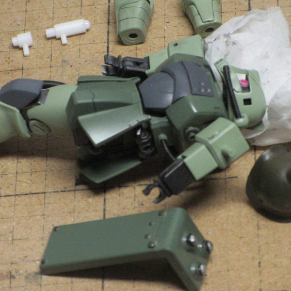 私にかかれば、旧ザクだってザクになってしまうのです。プロペラントタンク作りは楽しいけど、毎回、本体への固定で難がでますねぇ。（5枚目）