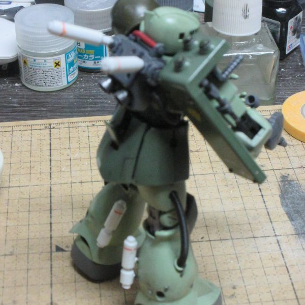 私にかかれば、旧ザクだってザクになってしまうのです。プロペラントタンク作りは楽しいけど、毎回、本体への固定で難がでますねぇ。（6枚目）