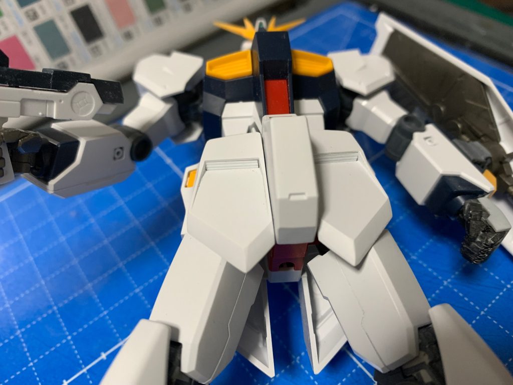 スカートアーマーの隙間はモールド入プラ板で追加。