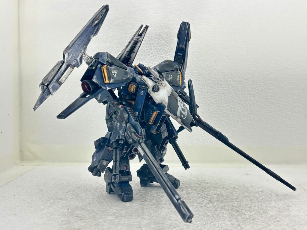 両肩にはジャンク品のGディフェンサーのパーツ装備、胸部には余剰シールドを間接アームにて装備。両脚はオプションパーツセット06のガトリングガンブースターを装備。醤油タレキャップスラスターも付けました。武装としてGディフェンサーロングライフルを追加しております。正面