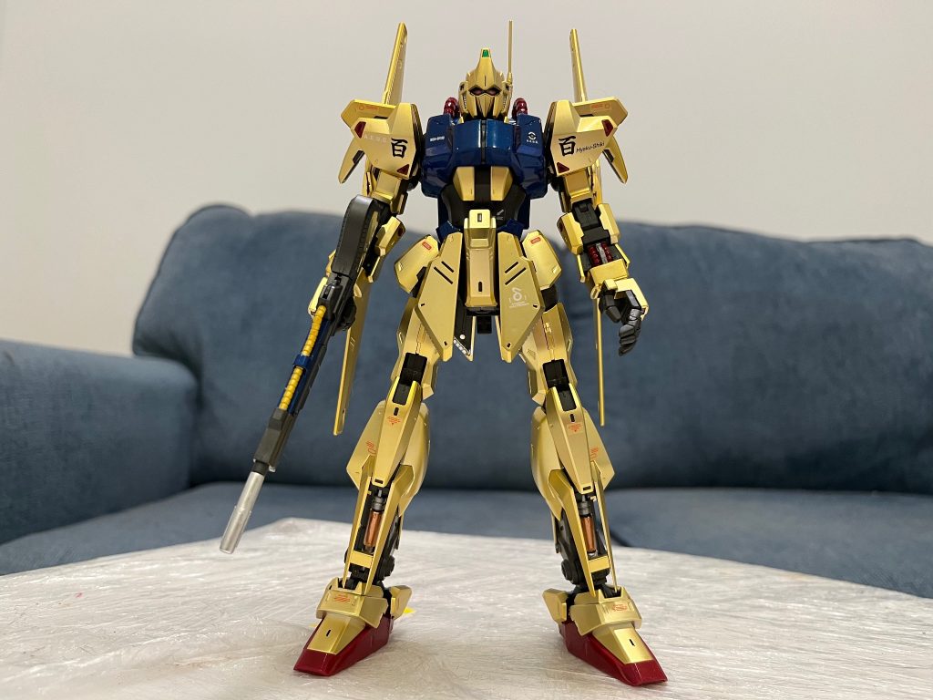 メッキではないのに、成形色のゴールドはとても綺麗です。そのおかげて塗装時間は短くなりましたが、みんなさんの目汚にならいように頑張りました。