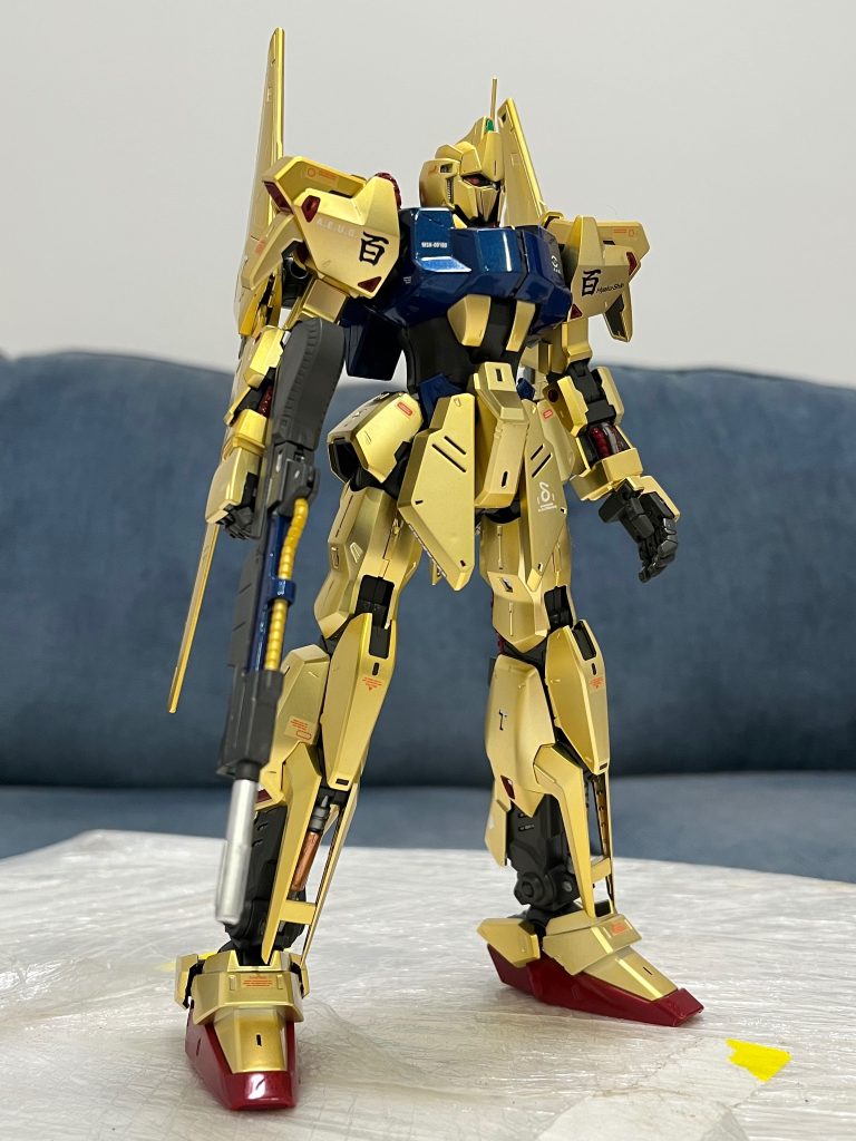 青はタミヤの「Mica Blue」です。赤は最近気に入ったタミヤのメタリックレッドにしました。