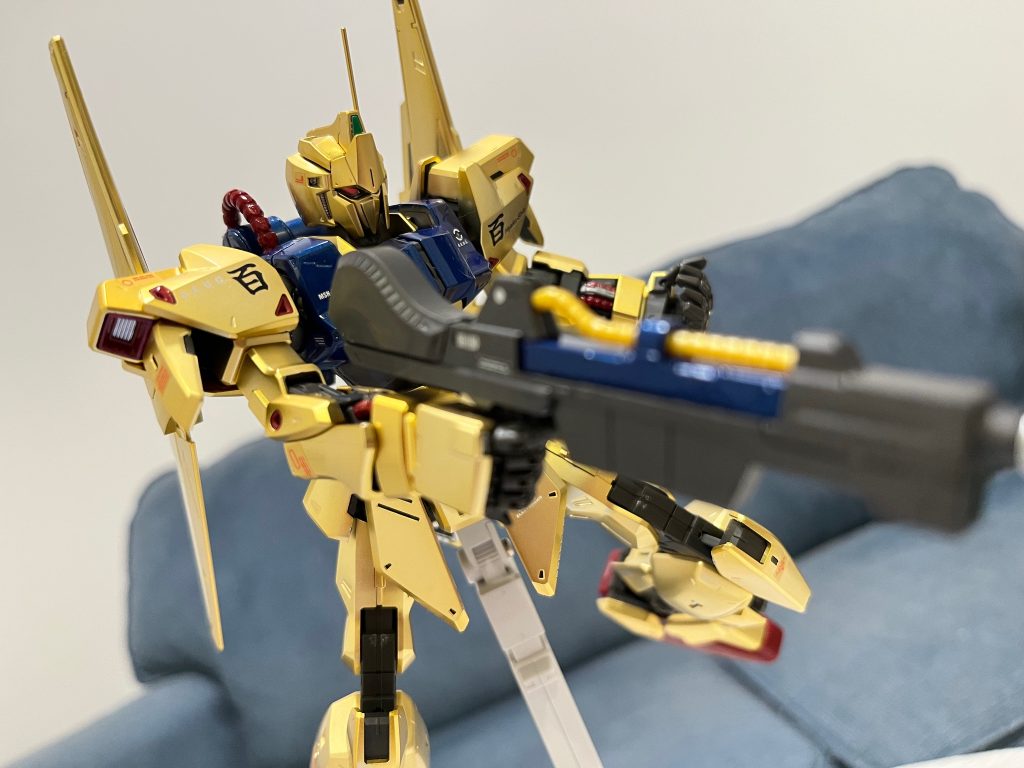 ツインアイは三種類のシールから好みのガンダムアイを選びました。