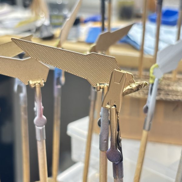 DXの進捗です。私の模型部屋、エアコンが無いんですけどもエアブラシ吹くのに換気で窓開けるのでエアコンは無意味のタイミングがある普段の仕事が野外作業もある職種のため、暑熱順化の観点から模型制作で暑さに対応するという半ばヤケクソ的にポジティブに捉えています。という訳でリフレクターやら放熱フィンの金色塗装ですが、今回はこんな感じのゴールドでいきます。２枚目の写真は黒下地に対してのクレオスゴールドを吹きつけた金一色目です。好みの問題ですが今回はもっと粒子感がある方が似合うような気がしたので、この上にタミヤアクリルのチタンゴールド吹きつけた次第です。お盆休み活用して今週中には完成できそうな気がしますが果たしてどうなりますやら(gandam2)（2枚目）